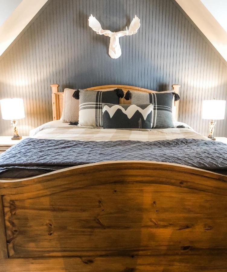 Villa Riverfront Mountain Retreat